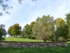 Čistyje Prudy (Tolminkiemis). Resti delle fondamenta in pietra della casa per vedove che KD fece costruire nel 1764.