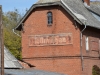 Čistyje Prudy (Tolminkiemis). Edificio della vecchia stazione dei treni, dove si può ancora intravedere il nome in tedesco: