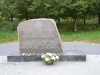 Lazdynėliai. La pietra commemorativa di N.Nitkauskas e V.Orvydas, posta nel 1990. L'iscrizione così recita: “In questo luogo, che fu il villaggio di Lazdynėliai, il giorno 1 gennaio 1714 nacque il classico della letteratura lituana Kristijonas Donelaitis”.